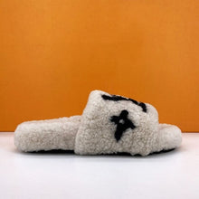 Load image into Gallery viewer, Luxury short plush slippers
